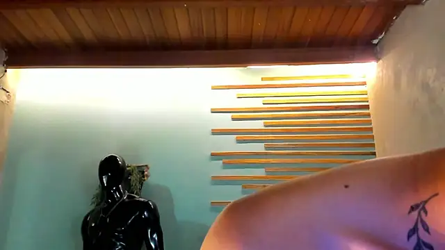 Snapshot of 2tommy_greg chatting on 01/15/25, 04:00 2tommy greg online show from 01/15/25, 04:00