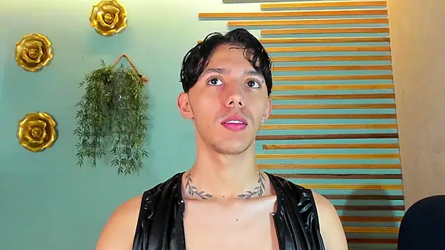 Snapshot of 2tommy_greg chatting on 10/04/25, 07:39 2tommy greg online show from 10/04/25, 07:39