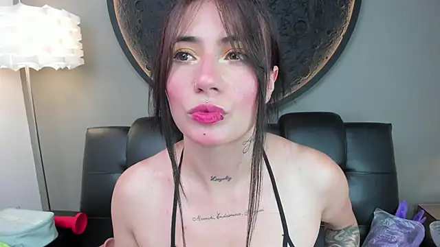 miss sharlotte18 online show from 02/05/25, 06:04