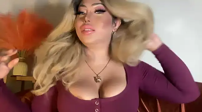 Snapshot of BigDominaMia chatting on 02/06/25, 05:25 BigDominaMia online show from 02/06/25, 05:25