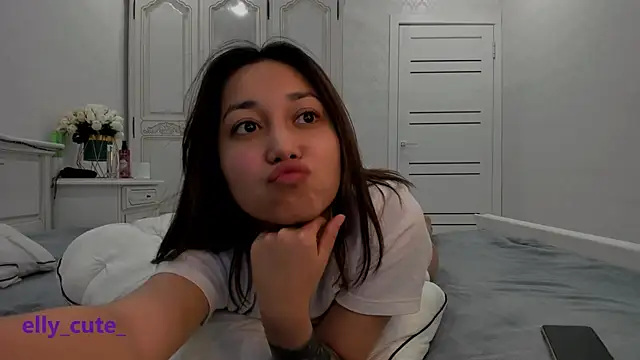 Snapshot of Elly_Cute chatting on 12/10/24, 09:54 Elly Cute online show from 12/10/24, 09:54