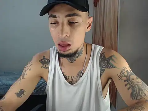 Snapshot of emiliano_hottt chatting on 12/19/24, 05:51 emiliano hottt online show from 12/19/24, 05:51