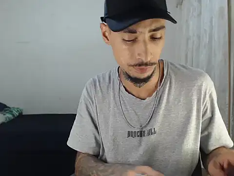 Snapshot of emiliano_hottt chatting on 10/13/25, 04:01 emiliano hottt online show from 10/13/25, 04:01