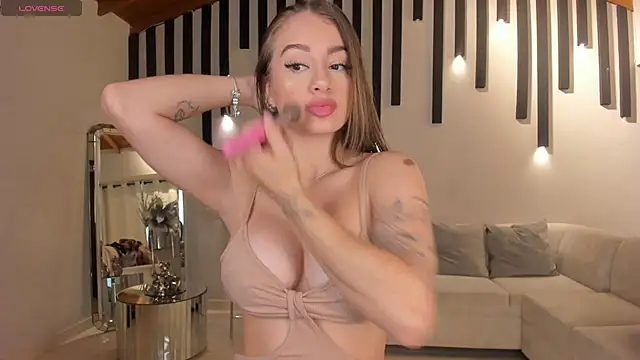 Snapshot of MaryLewis_ chatting on 03/04/25, 11:51 MaryLewis online show from 03/04/25, 11:51