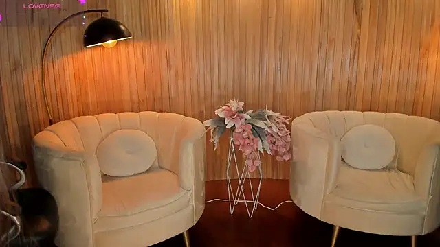 Snapshot of MaryLewis_ chatting on 03/17/25, 11:42 MaryLewis online show from 03/17/25, 11:42