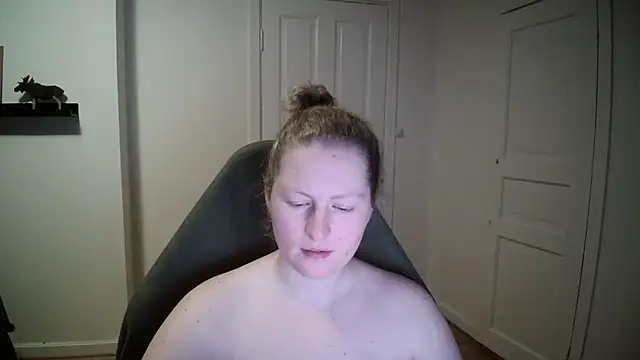 Girlnina-1995 online show from 12/17/24, 10:43