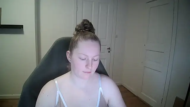 Girlnina-1995 online show from 02/05/25, 10:41