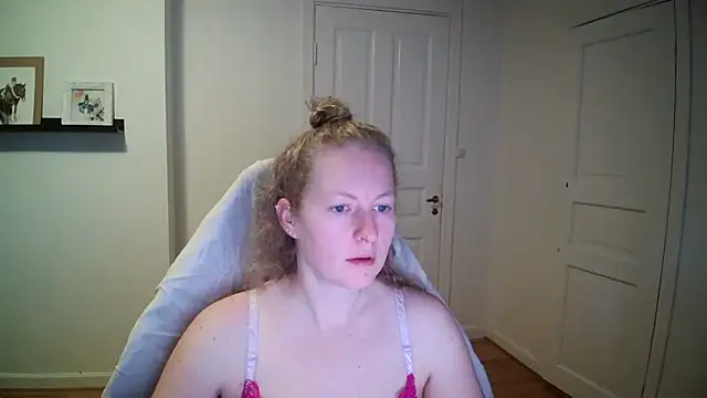 Girlnina-1995 online show from 10/13/25, 07:08