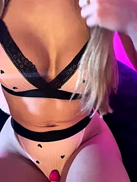 Snapshot of ladamoon chatting on 11/25/25, 09:53 ladamoon online show from 11/25/25, 09:53