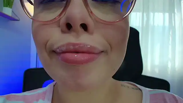 Snapshot of lisbet21x chatting on 02/07/25, 02:37 lisbet21x online show from 02/07/25, 02:37