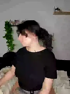 Snapshot of Moxxxie chatting on 02/25/25, 06:25 Moxxxie online show from 02/25/25, 06:25