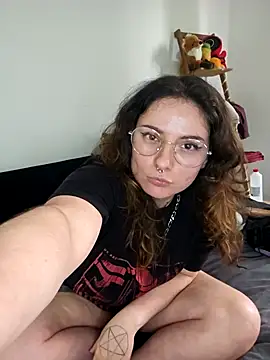 Snapshot of Moxxxie chatting on 09/23/25, 02:31 Moxxxie online show from 09/23/25, 02:31