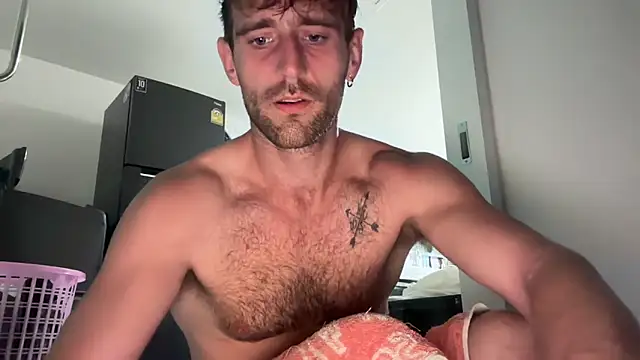 Snapshot of lukegunn chatting on 01/01/25, 11:07 lukegunn online show from 01/01/25, 11:07