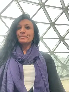 Snapshot of Luna-77 chatting on 01/11/25, 01:43 Luna-77 online show from 01/11/25, 01:43