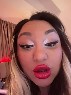 Snapshot of Larissa_K chatting on 11/14/25, 05:28 Larissa K online show from 11/14/25, 05:28