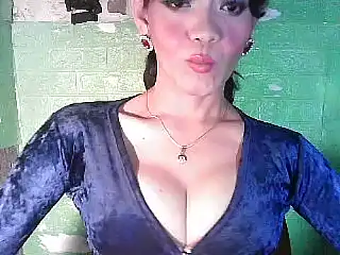 Snapshot of Rosebaumgardner1234 chatting on 02/23/25, 02:04 Rosebaumgardner1234 online show from 02/23/25, 02:04