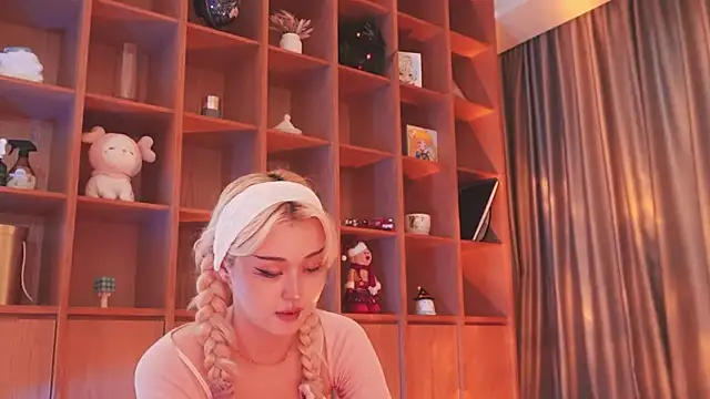 Snapshot of hyun_chia chatting on 11/25/25, 02:11 hyun chia online show from 11/25/25, 02:11