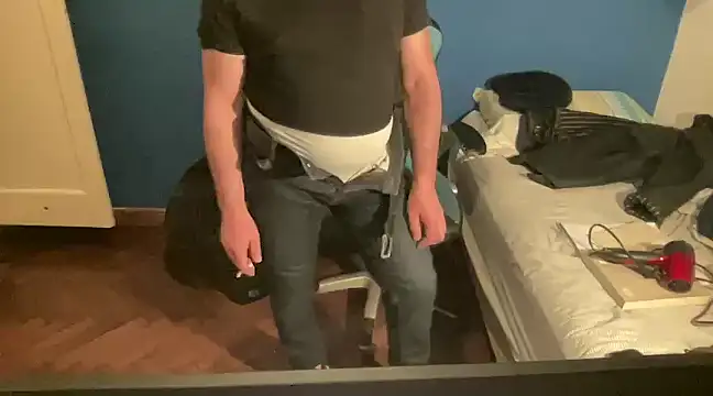 Snapshot of Fabrissi chatting on 12/12/24, 01:10 Fabrissi online show from 12/12/24, 01:10