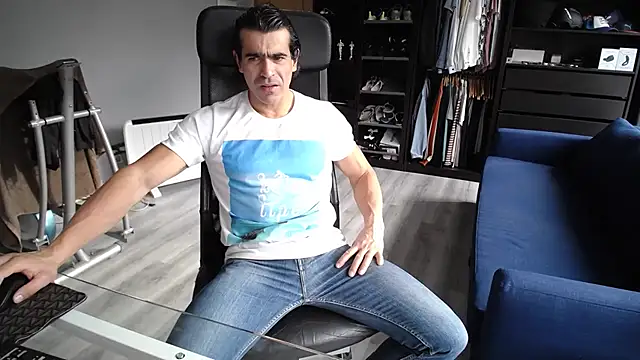 Snapshot of samricci21 chatting on 11/11/25, 03:12 samricci21 online show from 11/11/25, 03:12