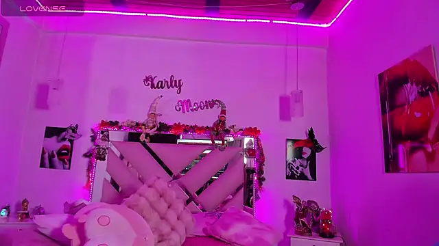 Snapshot of Karly_moon chatting on 12/06/24, 07:21 Karly moon online show from 12/06/24, 07:21