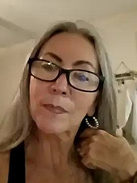 Snapshot of EvaRobinson chatting on 12/13/24, 02:10 EvaRobinson online show from 12/13/24, 02:10