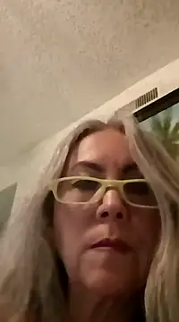 Snapshot of EvaRobinson chatting on 12/18/24, 01:26 EvaRobinson online show from 12/18/24, 01:26