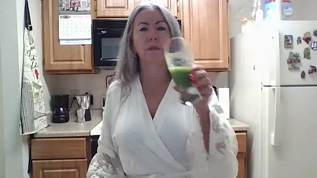 Snapshot of EvaRobinson chatting on 12/18/24, 02:28 EvaRobinson online show from 12/18/24, 02:28