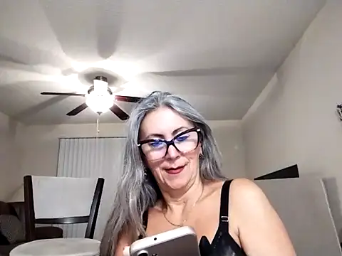 Snapshot of EvaRobinson chatting on 02/13/25, 12:02 EvaRobinson online show from 02/13/25, 12:02