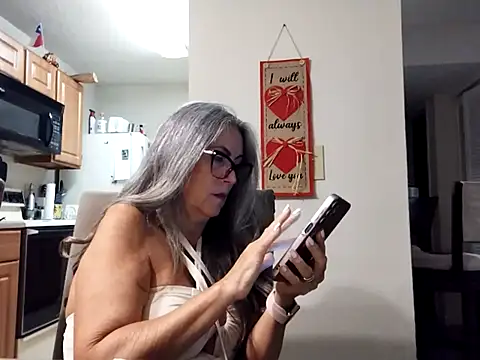 Snapshot of EvaRobinson chatting on 02/28/25, 01:47 EvaRobinson online show from 02/28/25, 01:47