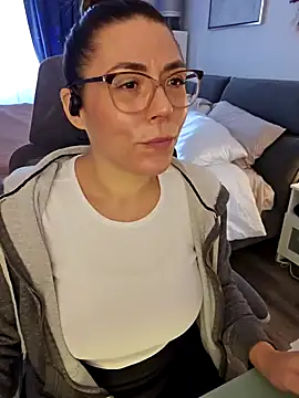 Snapshot of Ellie-L-Elizabeth chatting on 12/10/24, 03:44 Ellie-L-Elizabeth online show from 12/10/24, 03:44