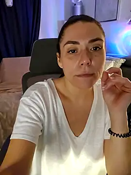 Snapshot of Ellie-L-Elizabeth chatting on 02/11/25, 10:50 Ellie-L-Elizabeth online show from 02/11/25, 10:50