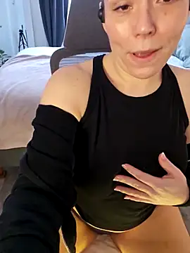 Snapshot of Ellie-L-Elizabeth chatting on 03/06/25, 06:48 Ellie-L-Elizabeth online show from 03/06/25, 06:48