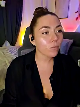 Snapshot of Ellie-L-Elizabeth chatting on 03/12/25, 12:10 Ellie-L-Elizabeth online show from 03/12/25, 12:10