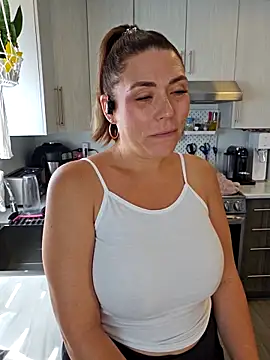 Snapshot of Ellie-L-Elizabeth chatting on 09/08/25, 04:28 Ellie-L-Elizabeth online show from 09/08/25, 04:28