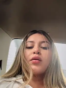 Snapshot of lunablossom_ chatting on 10/05/25, 08:51 lunablossom online show from 10/05/25, 08:51