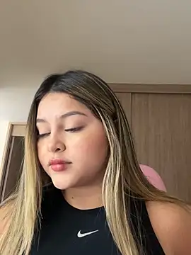 Snapshot of lunablossom_ chatting on 10/11/25, 06:50 lunablossom online show from 10/11/25, 06:50