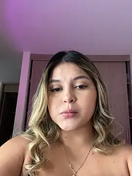 Snapshot of lunablossom_ chatting on 10/15/25, 10:32 lunablossom online show from 10/15/25, 10:32