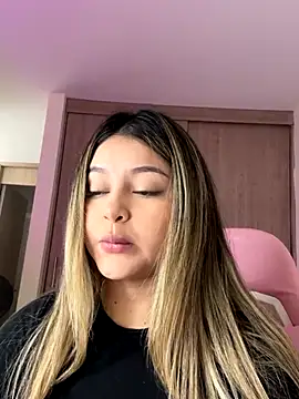 Snapshot of lunablossom_ chatting on 10/18/25, 03:13 lunablossom online show from 10/18/25, 03:13