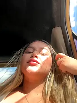 Snapshot of lunablossom_ chatting on 10/19/25, 08:09 lunablossom online show from 10/19/25, 08:09