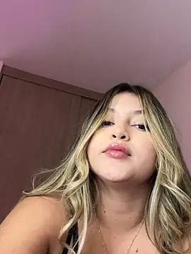 Snapshot of lunablossom_ chatting on 10/21/25, 09:26 lunablossom online show from 10/21/25, 09:26