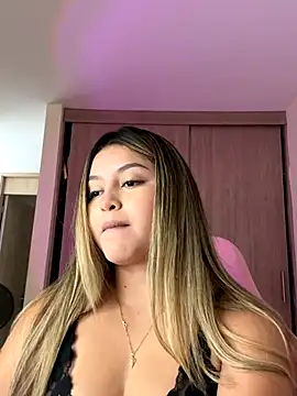 Snapshot of lunablossom_ chatting on 10/23/25, 06:50 lunablossom online show from 10/23/25, 06:50