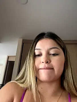 Snapshot of lunablossom_ chatting on 11/19/25, 05:46 lunablossom online show from 11/19/25, 05:46