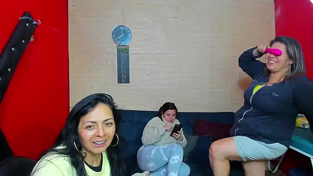 Snapshot of lesbiancuple chatting on 11/07/25, 01:05 lesbiancuple online show from 11/07/25, 01:05