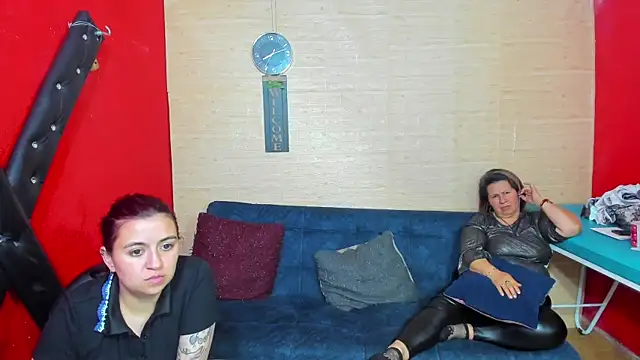 Snapshot of lesbiancuple chatting on 11/08/25, 01:17 lesbiancuple online show from 11/08/25, 01:17