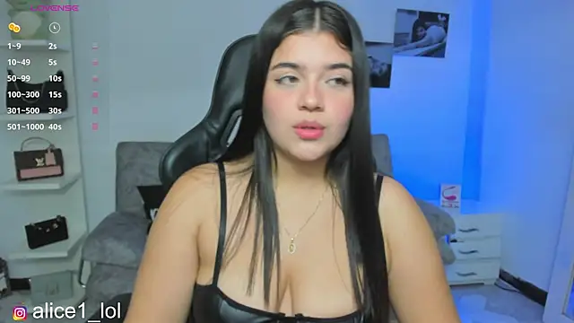 Snapshot of candy_alicee chatting on 11/22/25, 05:06 candy alicee online show from 11/22/25, 05:06