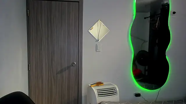 Snapshot of Kris_Khalifa69 chatting on 10/04/25, 10:02 Kris Khalifa69 online show from 10/04/25, 10:02