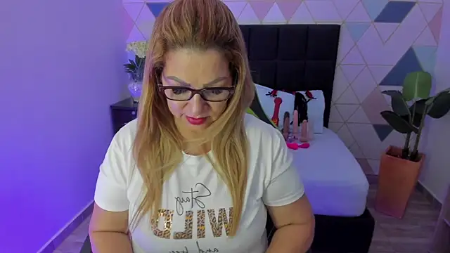 Snapshot of gisela27 chatting on 09/10/25, 12:49 gisela27 online show from 09/10/25, 12:49