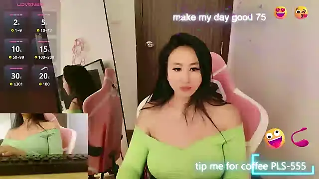 Snapshot of AsianQueens chatting on 10/14/25, 03:24 AsianQueens online show from 10/14/25, 03:24