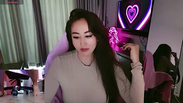 Snapshot of AsianQueens chatting on 10/27/25, 03:21 AsianQueens online show from 10/27/25, 03:21