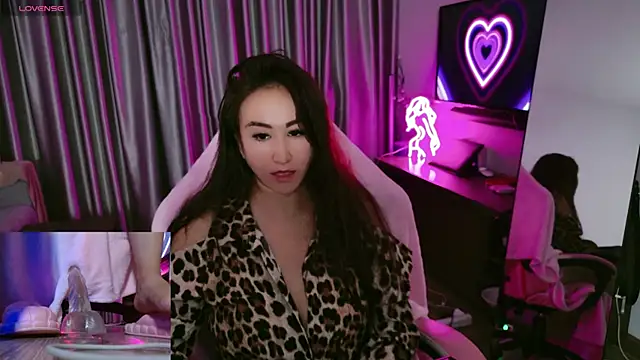 Snapshot of AsianQueens chatting on 10/31/25, 03:57 AsianQueens online show from 10/31/25, 03:57